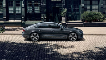 Seitenansicht eines dunkelblauen Audi A7 Sportbacks