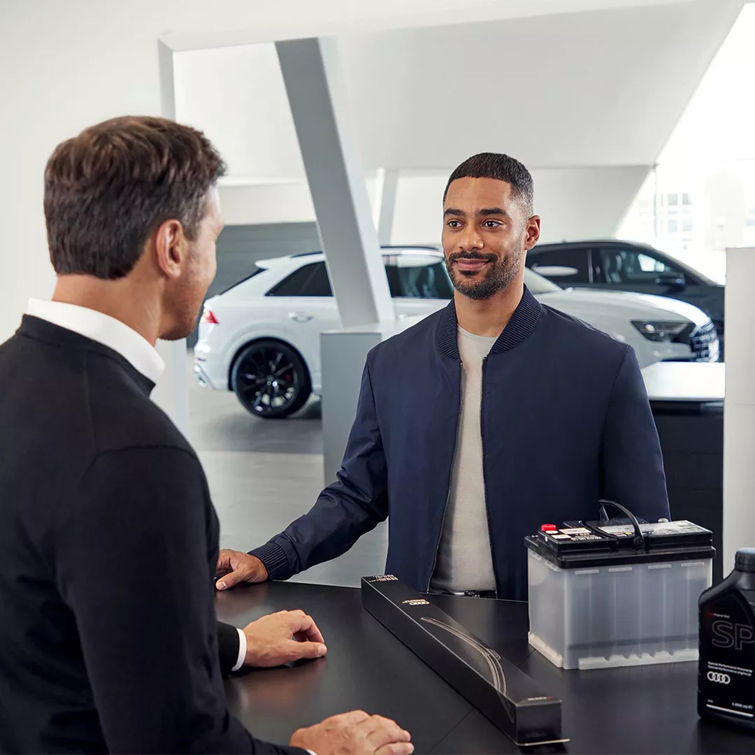 Hombre comprando refacciones originales Audi.