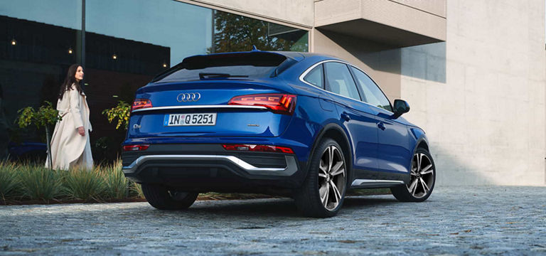 Parachoques trasero de Audi Q5 Sportback en color azul con alerones deportivos.