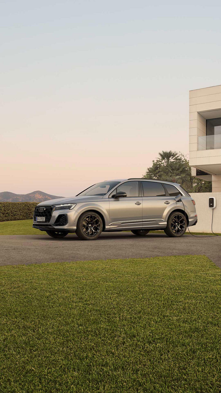 Audi Q7 TFSI e vista lateral con carrocería en color gris