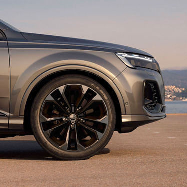 Audi SQ7 SUV 22-inch Audi Sport wheel