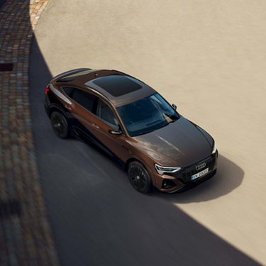 Dynamic top view Audi Q8 Sportback e-tron