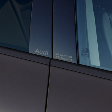 Model designation B-pillar Q8 Sportback e-tron