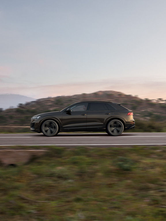 Vista lateral dinámica del Audi Q8 SUV TFSI e