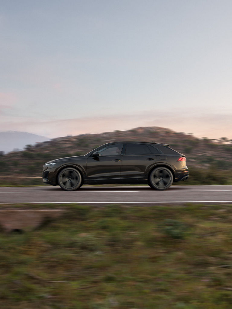 Vista lateral dinámica del Audi Q8 SUV TFSI e