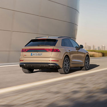 Audi Q8 SUV capó, vista delantera del auto