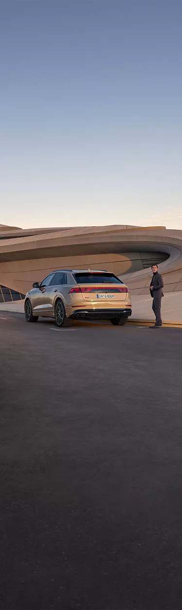 Vista lateral y frontal Audi Q8 SUV camioneta de lujo