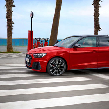 Vista lateral de un Audi A1 Sportback color rojo