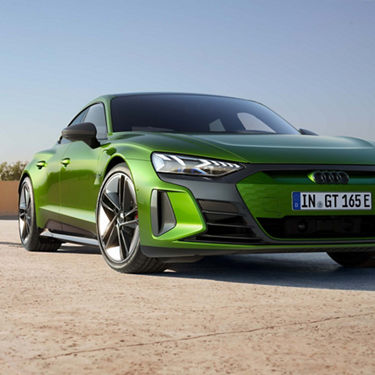 En grønn Audi e-tron GT. 
