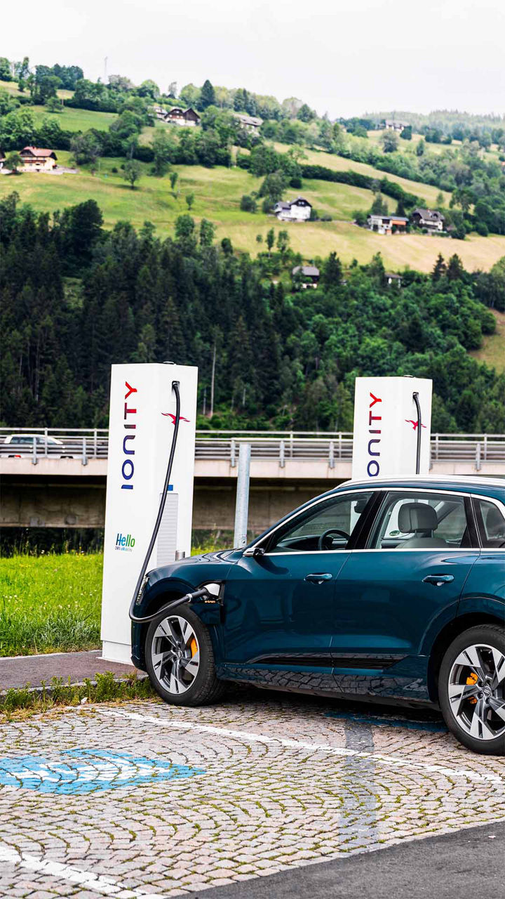 Audi e-tron lader på Ionity-stasjon