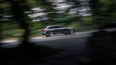 RS 4 Avant driving fast