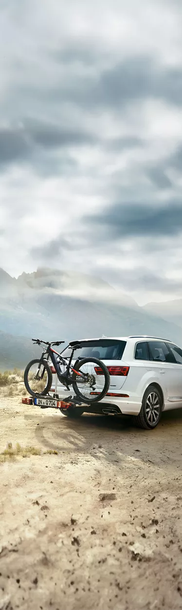 Audi na parkingu z uchwytem na rower