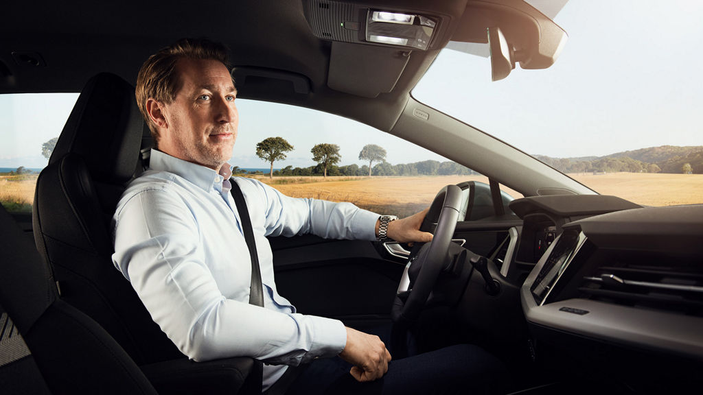  Jörgen Wedefelt sitter bakom ratten i sin bil, en Audi Q4