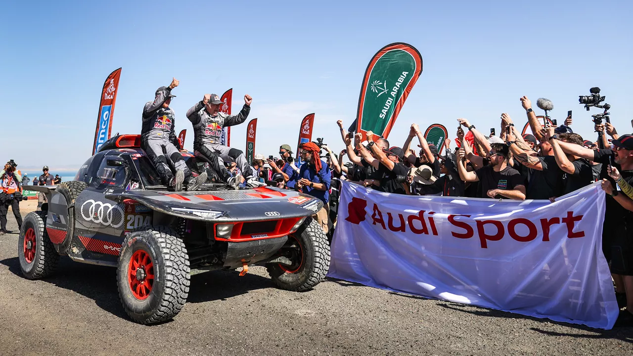 Tre Audi RS Q e-tron står uppställda i öknen