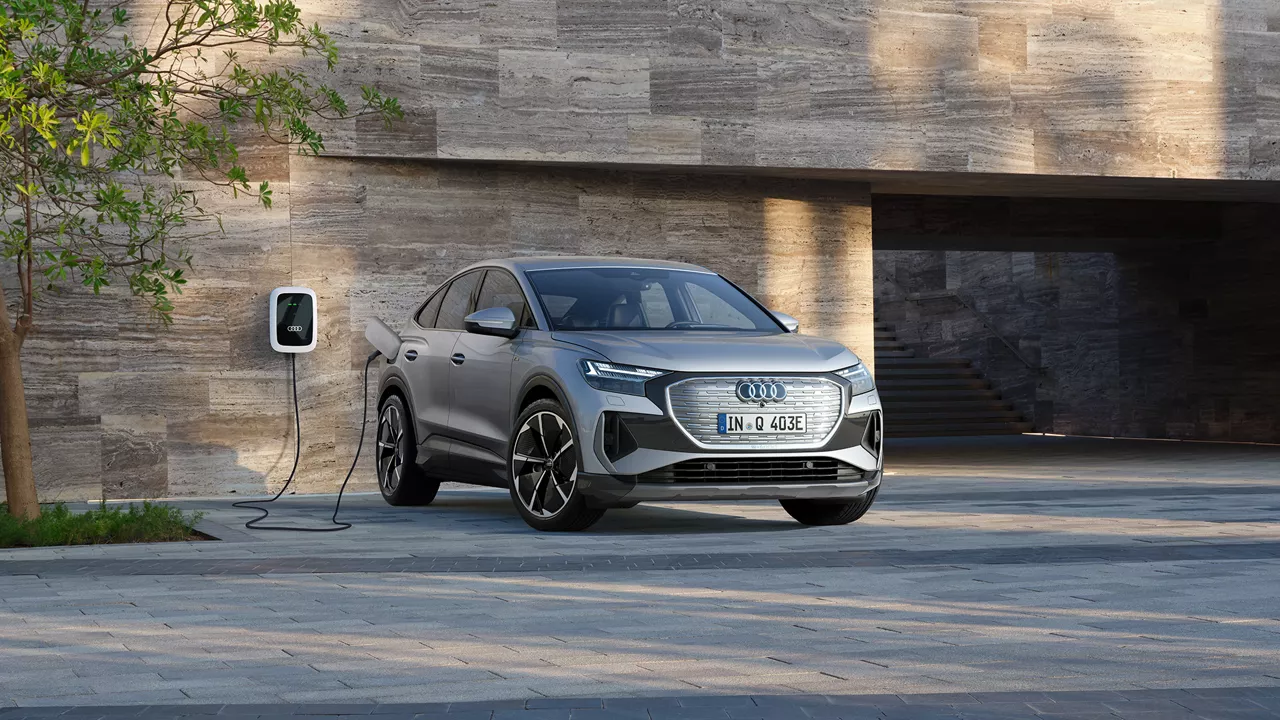 Audi Q4 Sportback e-tron på laddning vid wallbox
