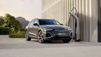 Ein Audi e-tron lädt an einer Ladestation