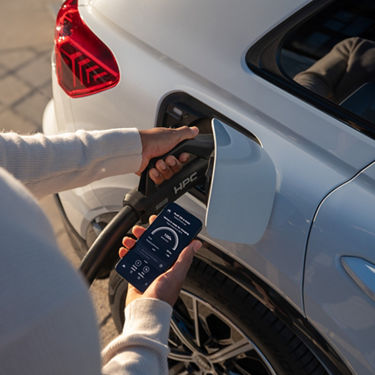 Närbild på en HPC laddare som laddar en grå RS e-tron GT