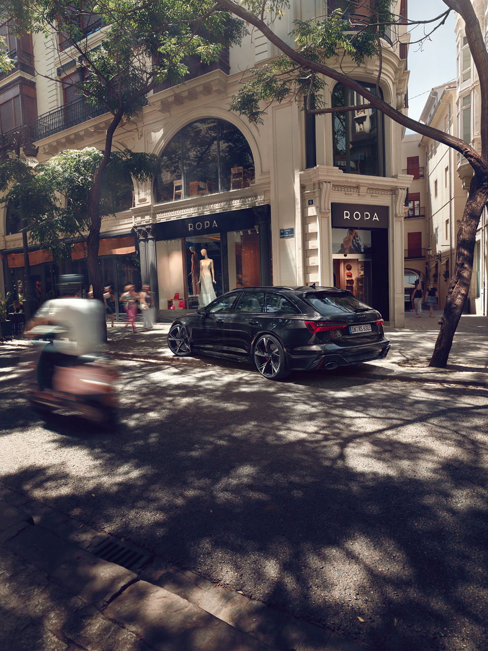 Frontal side view of the RS 6 Avant