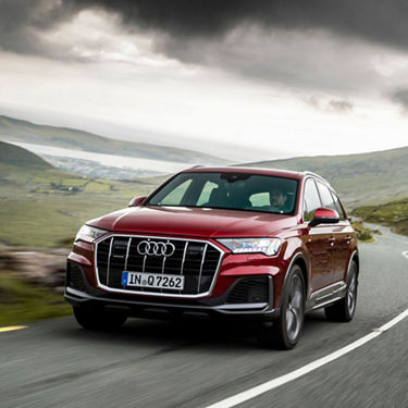 Audi Q7 side view