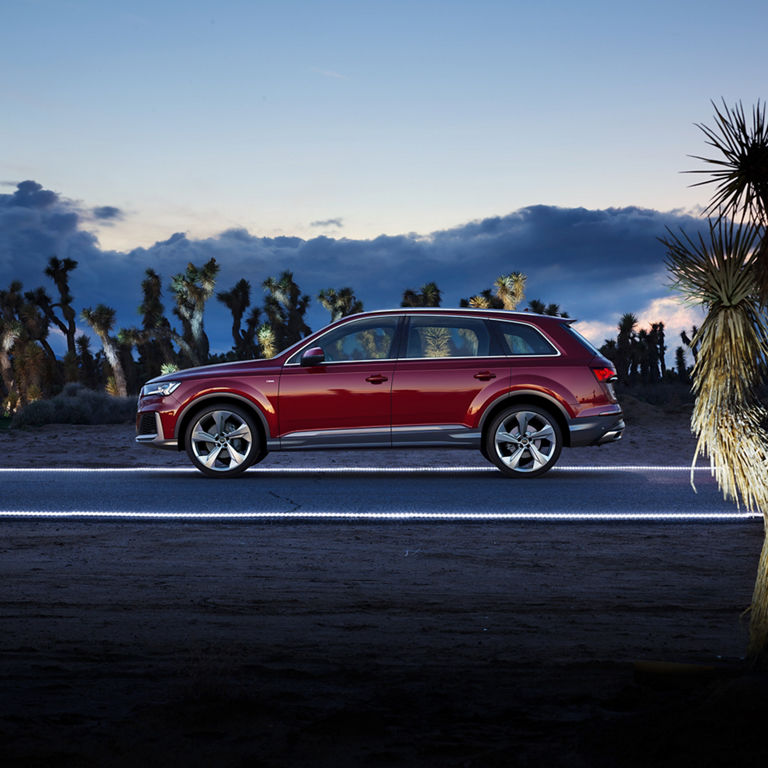 Frontal side view Audi Q7