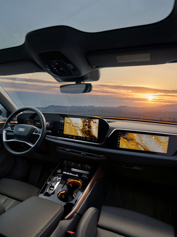 Close-up auf das vordere Interieur des Audi A5 mit gelber Ambientebeleuchtung.