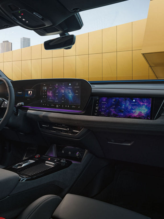 Close-up auf das vordere Interieur des Audi SQ6 mit Ambientebeleuchtung im Thema 'Space'.