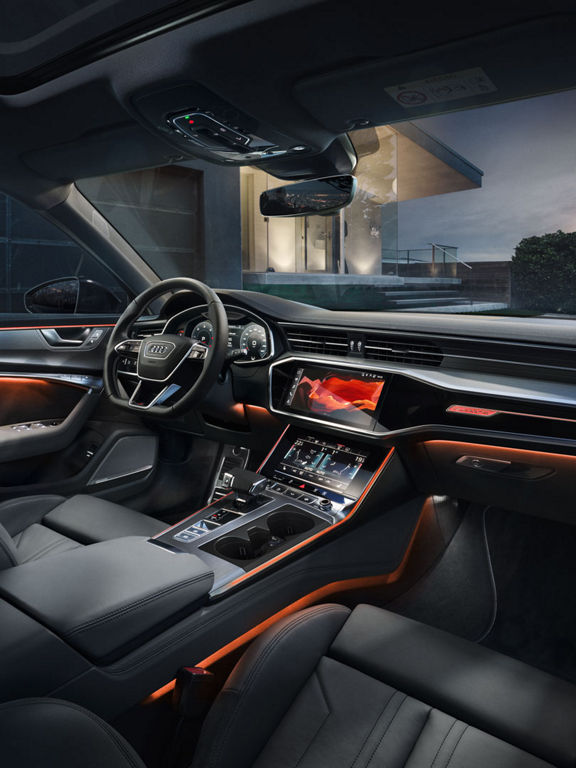 Close-up auf das vordere Interieur des Audi A6 mit Ambientebeleuchtung im Thema 'USA' in Orange.