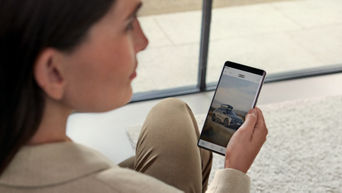 Frau mit einem Handy in der Hand