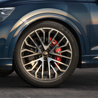  Close-up of wheel trim on blue Audi SQ8.