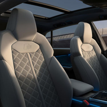  Passenger and driver seats in Audi SQ8.