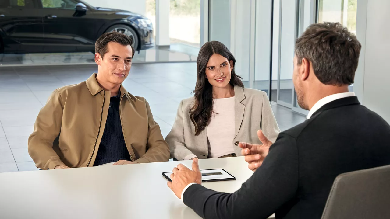 Audi Mitarbeiter berät Kunden am Schreibtisch