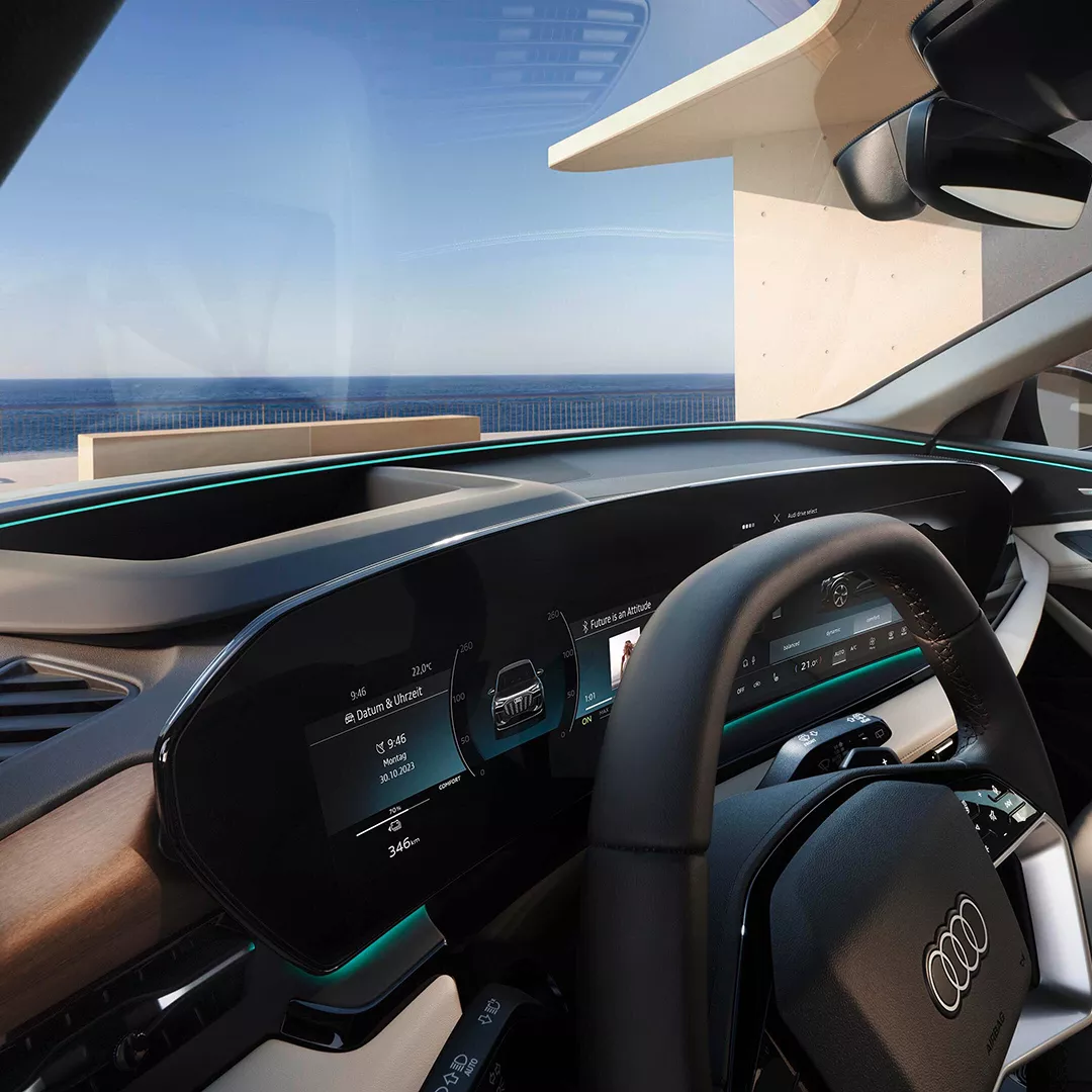 Innenansicht eines Audi, mit Blick auf Wasser