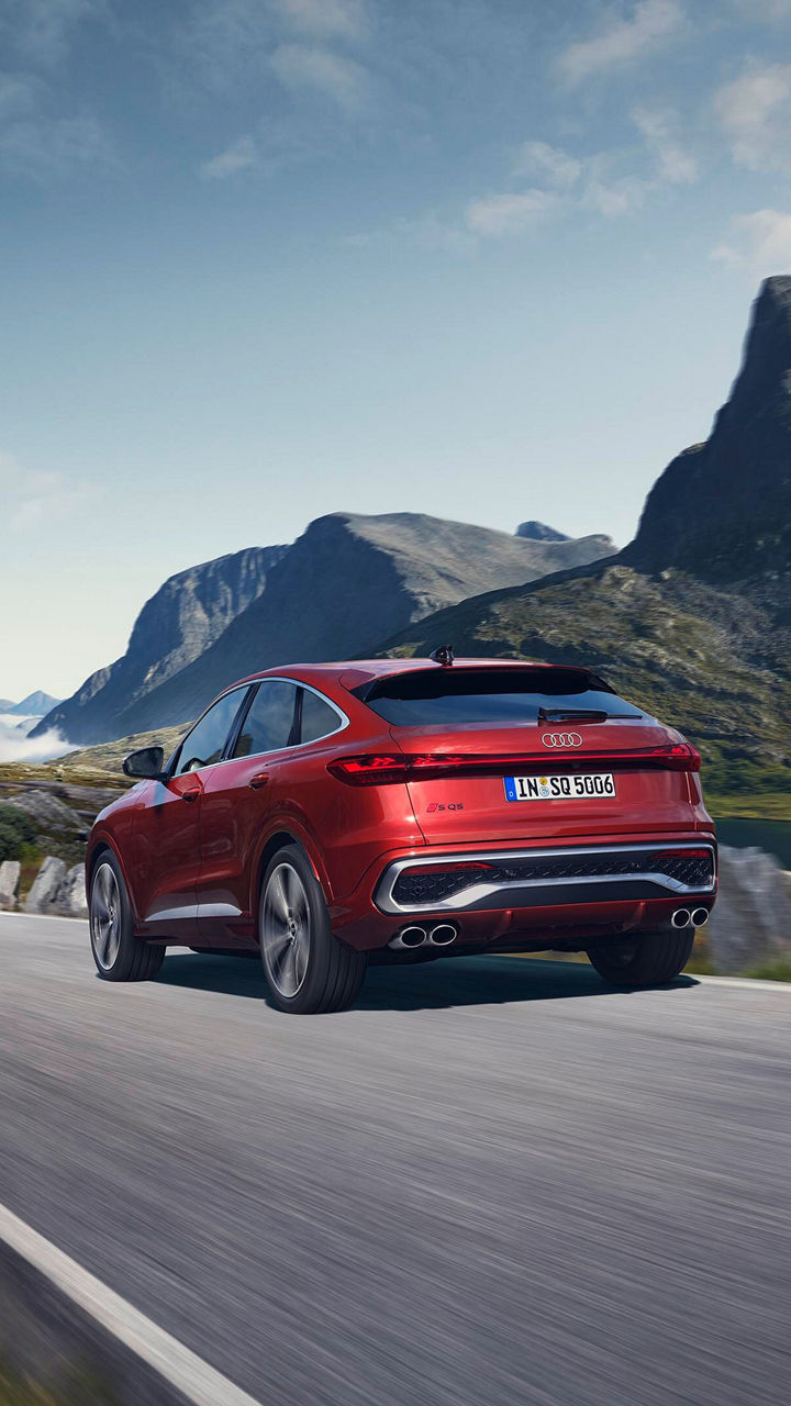Ein roter Audi SQ5 fährt durch eine Berglandschaft