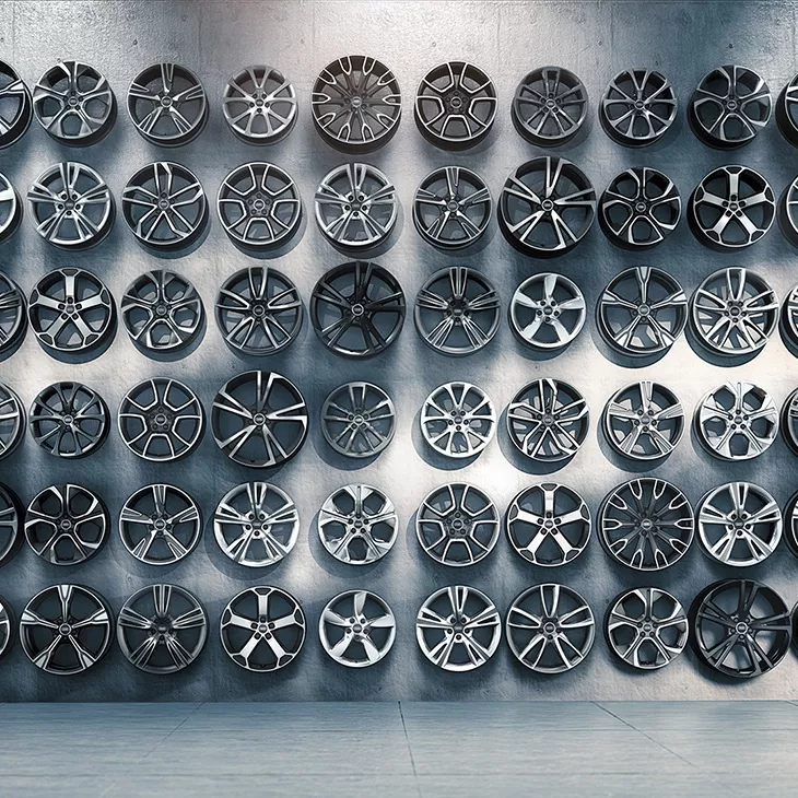 Viele Felgen von Audi an einer Wand aus Beton