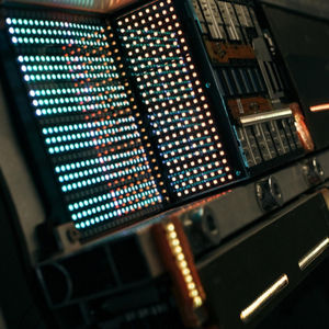 Nahaufnahme einer leuchtenden PPE-Hochvoltbatterie.