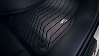 Audi Allwetterfußmatte im Fußraum vorne.