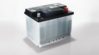 Audi Starterbatterie vor weißem hintergrund.