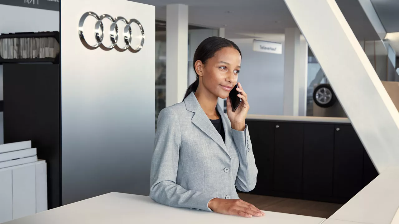 Eine Dame am telefon